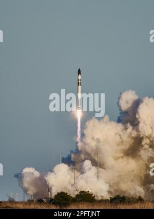 WALLOPS ISLAND, VA, USA - 16 MARZO 2023: Rocket Lab's Electron lancia due satelliti in orbita per Capella Space dal complesso di lancio 2. Foto Stock