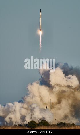 WALLOPS ISLAND, VA, USA - 16 MARZO 2023: Rocket Lab's Electron lancia due satelliti in orbita per Capella Space dal complesso di lancio 2. Foto Stock