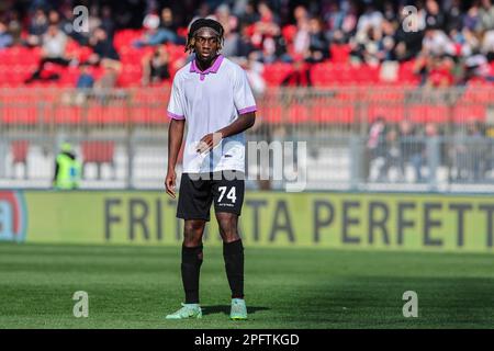 Monza, Italia. 18th Mar, 2023. Frank Tsadjout del Cremonese americano visto durante la Serie Una partita di calcio del 2022/23 tra l'AC Monza e il Cremonese americano all'U-Power Stadium. Punteggio finale; Monza 1:1 credito cremonese: SOPA Images Limited/Alamy Live News Foto Stock