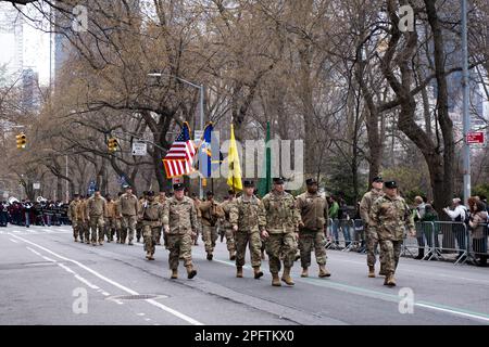 Le forze dell'ordine e i militari sfilano durante la parata del giorno di San Patrizio a New York, negli Stati Uniti, il 17 marzo 2023. Foto di: Wendy P. Romero/Long Visual Press Foto Stock