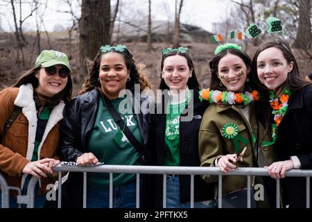 Persone che indossano abiti verdi durante la parata di San Patrizio a New York, negli Stati Uniti, il 17 marzo 2023. Foto di: Wendy P. Romero/Long Visual Press Foto Stock