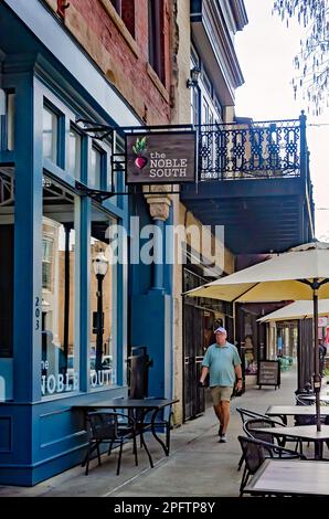 I tavoli fiancheggiano il marciapiede di fronte al ristorante Noble South in Dauphin Street, 8 marzo 2023, a Mobile, Alabama. Foto Stock