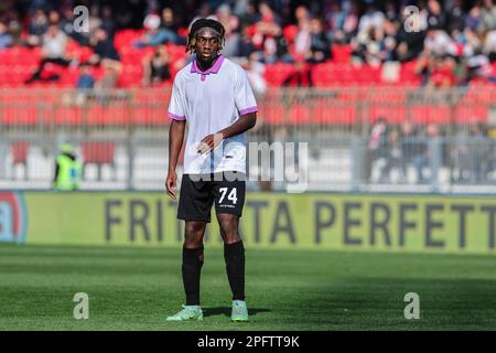 Monza, Italia. 18th Mar, 2023. Frank Tsadjout del Cremonese americano visto durante la Serie Una partita di calcio del 2022/23 tra l'AC Monza e il Cremonese americano all'U-Power Stadium. Punteggio finale; Monza 1:1 Cremonese (Photo by Fabrizio Carabelli/SOPA Images/Sipa USA) Credit: Sipa USA/Alamy Live News Foto Stock