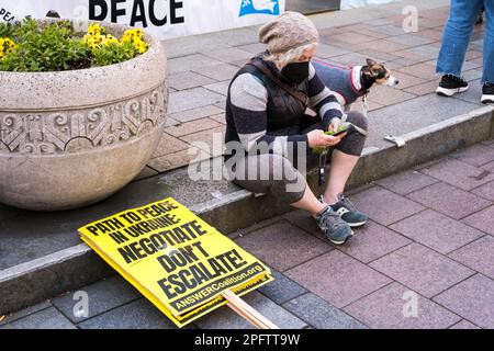 Seattle, Stati Uniti. 18th Mar, 2023. I manifestanti si riuniscono al Westlake Park per la Pace in Ucraina. Il gruppo si riunisce in occasione del 20th° anniversario dell'invasione americana dell'Iraq, chiedendo di non avere più guerre senza fine e di finanziare i bisogni delle persone. James Anderson/Alamy Live News Foto Stock