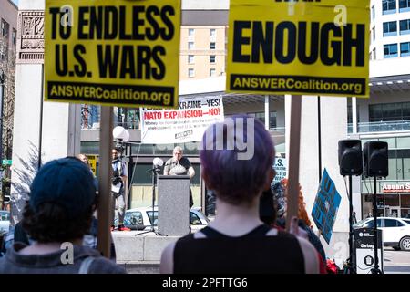 Seattle, Stati Uniti. 18th Mar, 2023. I manifestanti si riuniscono al Westlake Park per la Pace in Ucraina. Il gruppo si riunisce in occasione del 20th° anniversario dell'invasione americana dell'Iraq, chiedendo di non avere più guerre senza fine e di finanziare i bisogni delle persone. James Anderson/Alamy Live News Foto Stock