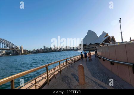 Sydney, nuovo Galles del Sud, Australia. 17th Mar, 2023. Sydney Opera House, Sydney, nuovo Galles del Sud; Australia. La Sydney Opera House è un centro di arti dello spettacolo multi-sede a Sydney. Situato sulla riva del porto di Sydney, è ampiamente considerato come uno degli edifici più famosi e distintivi del mondo e un capolavoro di architettura del 20th° secolo. La Sydney Opera House è stata completata il 20 ottobre 1973, dopo essere stata in costruzione per 14 anni. Quest'anno l'edificio festeggia il suo 50th° anniversario. (Credit Image: © Tara Malhotra/ZUMA Press Wire) SOLO PER USO EDITORIALE! Non per Comme Foto Stock