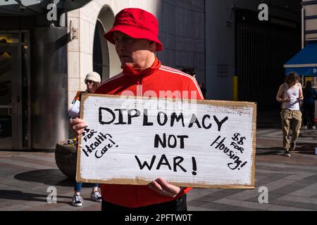 Seattle, Stati Uniti. 18th Mar, 2023. I manifestanti si riuniscono al Westlake Park per la Pace in Ucraina. Il gruppo si riunisce in occasione del 20th° anniversario dell'invasione americana dell'Iraq, chiedendo di non avere più guerre senza fine e di finanziare i bisogni delle persone. James Anderson/Alamy Live News Foto Stock