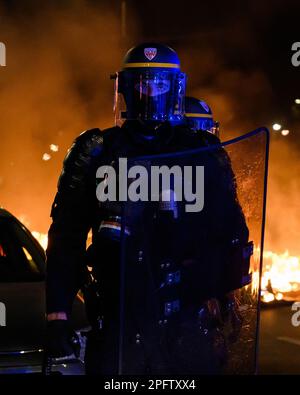 Julien Mattia / le Pictorium - dimostrazione il 18 marzo contro la riforma delle pensioni, a Parigi. - 18/03/2023 - Francia / Parigi / Parigi - tensioni tra radicali e polizia durante la manifestazione del marzo 18 contro la riforma pensionistica a Parigi. Foto Stock