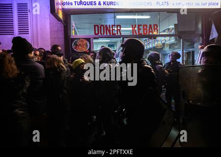 Julien Mattia / le Pictorium - dimostrazione il 18 marzo contro la riforma delle pensioni, a Parigi. - 18/03/2023 - Francia / Parigi / Parigi - tensioni tra radicali e polizia durante la manifestazione del marzo 18 contro la riforma pensionistica a Parigi. Foto Stock