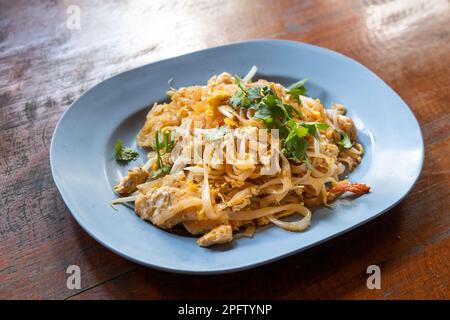Autentico e semplice senza fronzoli Pad Thai, popolare Street food thailandese composto da spaghetti di riso fritti con aggiunta di gamberetti, maiale o pollo. Foto Stock