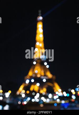 Torre Eiffel fuori fuoco di notte Foto Stock