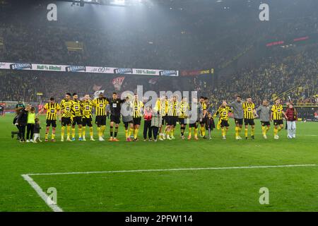 Germania. 18th Mar, 2023. I giocatori di Dortmund sono contenti dei fan sulla vittoria, Soccer 1st Bundesliga, 25th matchday, Borussia Dortmund (DO) - 1st FC Cologne (K) 6:1, il 03/18/2023 a Dortmund/ Germania. Credit: dpa Picture Alliance/Alamy Live News Foto Stock