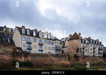 LE MANS, FRANCIA - 8th MARZO 2023: Le mura romane a le Mans Foto Stock