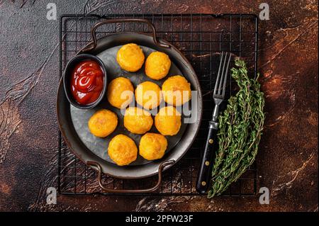 Crocchette di patate, purè di patate palle impanate e fritte. Sfondo scuro. Vista dall'alto. Foto Stock