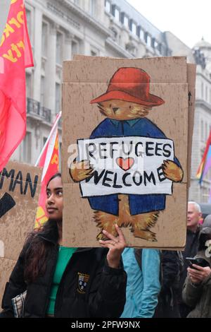 Londra, Regno Unito. 18th marzo, 2023. Quest'anno, una manifestazione sostenuta ogni anno contro il razzismo, l'islamofobia e la retorica di estrema destra è stata incentrata sul disegno di legge del governo sull'immigrazione illegale, volto a fermare i piccoli passaggi di imbarcazioni attraverso la Manica. Anche i manifestanti a sostegno dei rifugiati hanno tenuto un raduno all'inizio e alla fine della marcia. Credit: Undicesima ora di Fotografia/Alamy Live News Foto Stock