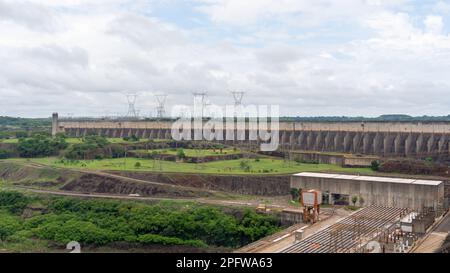 Foz do iguacu, brasile - 15 gennaio 2023: Diga di Itaipu visto dal centro visitatori vicino Foz do iguacu, brasile. Foto Stock