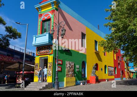 Buenos Aires, Argentina - 24 gennaio 2023: L'edificio colorato al Caminito Street Museum a la Boca, Buenos Aires, Argentina nel gennaio 2023. Foto Stock