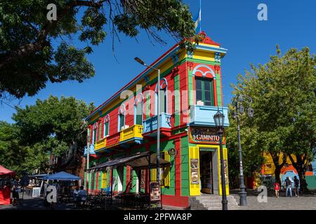 Buenos Aires, Argentina - 24 gennaio 2023: L'edificio colorato al Caminito Street Museum a la Boca, Buenos Aires, Argentina nel gennaio 2023. Foto Stock