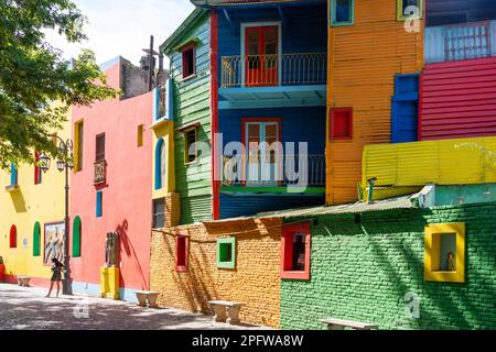 Buenos Aires, Argentina - 24 gennaio 2023: L'edificio colorato al Caminito Street Museum a la Boca, Buenos Aires, Argentina nel gennaio 2023. Foto Stock