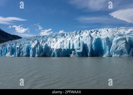 Vista frontale del Ghiacciaio grigio nel Parco Nazionale Torres del Paine, Puerto Natales, Cile Foto Stock