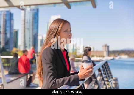 Ansia e stress di fronte al ritorno al lavoro o in ufficio dopo la pandemia di coronavirus. Asian business donna pensivo guardando triste in città all'aperto Foto Stock