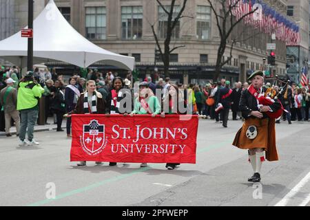 Fifth Avenue, New York, USA, 17 marzo 2023 - migliaia di persone hanno partecipato oggi alla parata di San Patrizio del 2023 a New York City. Foto: Luiz Rampelotto/EuropaNewswire Foto Stock