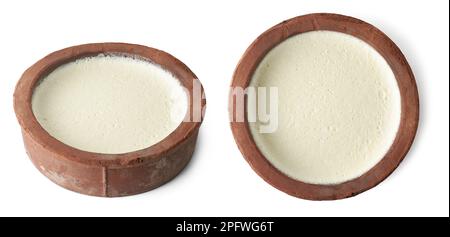 set di cagliata fatta in casa in pentola o contenitore di argilla, yogurt spesso o prodotto a base di latte in pentola di argilla di terra o pentola di terracotta che rende meno acido Foto Stock