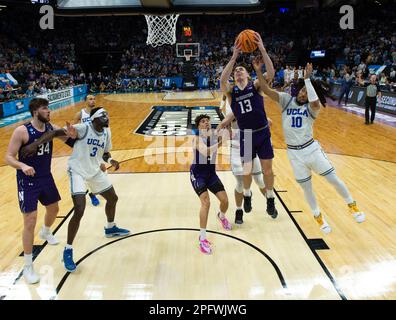 Sacramento, California, Stati Uniti. 18th Mar, 2023. UCLA Bruins Guard Tyger Campbell (10) difende su drive to basket da Northwestern Wildcats Guard Brooks Barnhizer (13) durante una partita nel torneo NCAA al Golden 1 Center di Sacramento, sabato 18 marzo 2023. Le tigri di Princeton hanno battuto le tigri del Missouri 78-63. (Credit Image: © Paul Kitagaki Jr./ZUMA Press Wire) SOLO PER USO EDITORIALE! Non per USO commerciale! Foto Stock