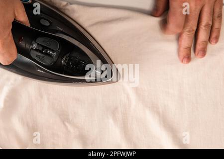 stile di vita moderno dell'uomo, abiti da stiro e compiti a casa. primo piano. vista dall'alto Foto Stock