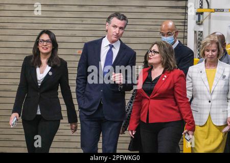 Los Angeles, Stati Uniti. 18th Mar, 2023. California Gov. Gavin Newsom (2nd L) arriva in una conferenza stampa dopo aver visitato un magazzino Kaiser permanente a Downey, California. Newsom ha annunciato una partnership con Civica Rx per fornire insulina ai californiani per $30 dollari per 10 millilitri, che ha detto era solo un decimo del costo attuale. Credit: SOPA Images Limited/Alamy Live News Foto Stock