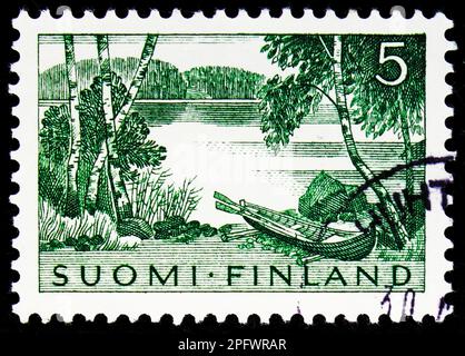 MOSCA, RUSSIA - 17 FEBBRAIO 2023: Francobollo stampato in Finlandia mostra il paesaggio con il lago e la barca a rowing, circa 1961 Foto Stock