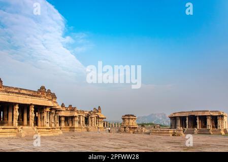 Il tempio Vijaya Vitthala di Hampi è il suo monumento più iconico. Hampi, la capitale dell'Impero Vijayanagar, è un sito patrimonio dell'umanità dell'UNESCO. Foto Stock