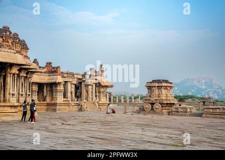 Hampi, Karnataka, India - Nov 3 2022: Turisti al Tempio Vijaya Vitthala a Hampi, il suo monumento più iconico. Hampi, la capitale di Vijayan Foto Stock