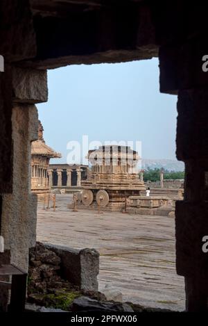 Hampi, Karnataka, India - Nov 3 2022: Turisti al Tempio Vijaya Vitthala a Hampi, il suo monumento più iconico. Hampi, la capitale di Vijayan Foto Stock