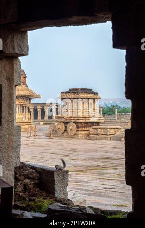 Il tempio Vijaya Vitthala di Hampi è il suo monumento più iconico. Hampi, la capitale dell'Impero Vijayanagar, è un sito patrimonio dell'umanità dell'UNESCO. Foto Stock