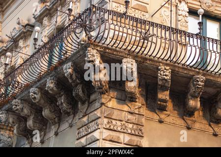 Dettagli in stile barocco nella decorazione dei balconi di Acireale, Sicilia, Italia Foto Stock