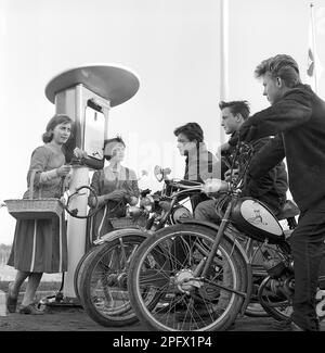 Adolescenti degli anni '1950s. Tre ragazzi adolescenti alla stazione di servizio che viene aperta per la prima volta. I primi clienti sono accolti con fiori. Svezia 13 aprile 1958. Rif. Conard 3864 Foto Stock