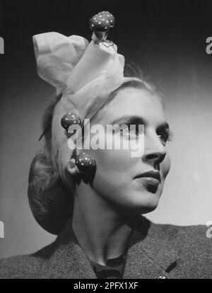 Cappello di moda negli anni '1940s. Una giovane donna ha i capelli e il cappello con i funghi. Svezia 1942 Kristoffersson Foto Stock