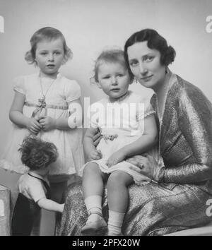 Märtha di Norvegia, 1901-1954, principessa svedese e principessa della Corona di Norvegia, sposò nel 1929 con il principe ereditario Olav successivamente re Olav V di Norvegia. Qui con le sue figlie Ragnhild e Astrid. Foto Stock