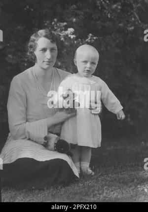 Märtha di Norvegia, 1901-1954, principessa svedese e principessa della corona di Norvegia. Figlia del principe svedese Carl. Sposò nel 1929 il principe ereditario Olav successivamente re Olav V di Norvegia. Qui con la figlia maggiore, la principessa Ragnhild, nata nel 1930. Foto Stock