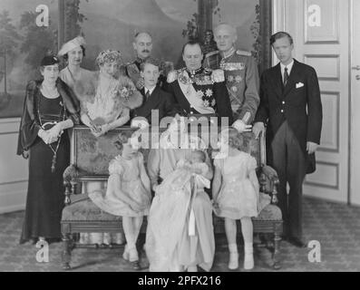 Märtha di Norvegia, 1901-1954, principessa svedese e principessa della corona di Norvegia. Figlia del Principe Carlo di Svezia. Sposò nel 1929 il principe ereditario Olav, successivamente re Olav V di Norvegia. Qui con il neo-principe ereditario Harald di Norvegia e le figlie Ragnhild e Astrid. Dietro la Principessa della Corona Märtha si erge il marito Principe della Corona Olav. A sua destra vi sono il padre di Märtha, il principe Carl, e il figlio più giovane, il principe Carl. Terza dalla madre di sinistra di Märtha, la principessa Ingeborg e la sorella principessa Margaretha. L'anno è il 1937 Foto Stock