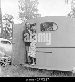 Caravan con il proprietario Sten Hesser e la moglie, in piedi nella porta. L'immagine può essere considerata per illustrare il tempo negli anni '1950s in cui le persone in numero maggiore avevano una macchina, e con essa opportunità di viaggiare e vacanze Svezia luglio. 1953. rif SSMSAX000433L Foto Stock