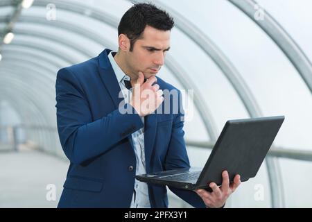 Uomo al lavoro su un notebook Foto Stock