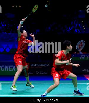 Birmingham, Regno Unito. 18th Mar, 2023. Zhang Shuxian e Zheng Yu (L) della Cina si sfidano durante la semifinale femminile contro Kim so-yeong e Kong Hee-yong della Corea del Sud in tutti i campionati inglesi di Badminton 2023 a Birmingham, Regno Unito, 18 marzo 2023. Credit: Li Ying/Xinhua/Alamy Live News Foto Stock