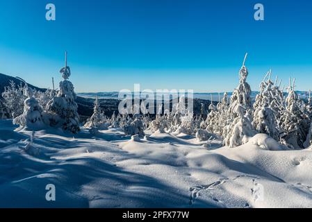 Vista dalla collina di Velky Prislop in inverno Kysucke Beskydy montagne sui confini slovacchi - polacco Foto Stock