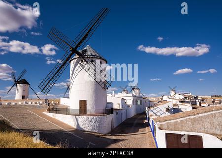 Antichi mulini a vento vicino alle case di campo de Criptana, Spagna, definito nel Don Chisciotte di Cervantes 'i Giganti' Foto Stock