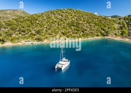 Veduta aerea di uno yacht ormeggiato vicino alla spiaggia di Dexia sull'isola di Itaca, Grecia Foto Stock
