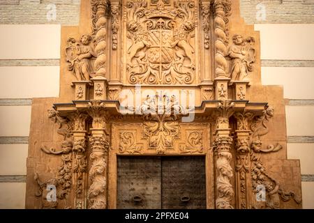 Particolare della facciata barocca monumentale del Palazzo Guevara a Lorca, Murcia, Spagna, con colonne Solomoniche e ben decorate Foto Stock