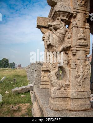 Immagine di un cavaliere vicino all'antico bazar di cavalli in Hampi, situato vicino al tempio di Virupaksha. Hampi, la capitale dell'Impero Vijayanagar è Foto Stock