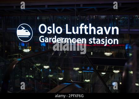 Oslo, Norvegia - 16 marzo 2023: Aeroporto Gardermoen di Oslo (norvegese: Oslo Lufthavn) OSL e stazione ferroviaria. Foto Stock